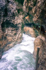Wanderung durch die Partnachklamm und Partnach Alm bei Garmisch Partenkirchen in Oberbayern Deutschland