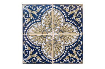 Fototapeta na wymiar Padrão de azulejos com desenhos em cores azuis e dourados, revestimento típico português