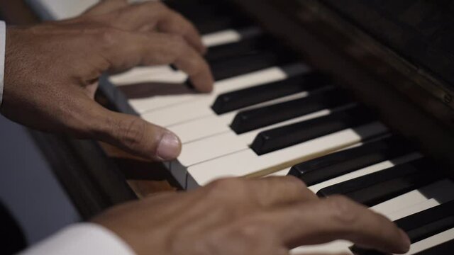 Manos de pianista tocando m&uacute;sica con el piano con energ&iacute;a 4K