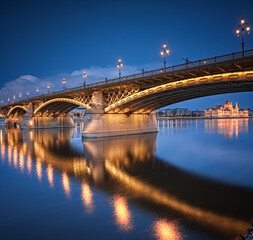Fototapeta na wymiar Margaret Bridge in Budapest at night