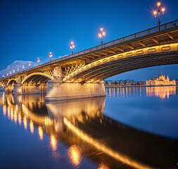 Naklejka na ściany i meble Margaret Bridge in Budapest at night