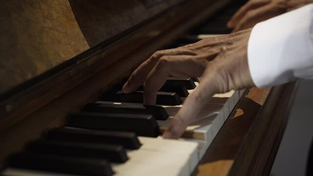 Manos de pianista tocando m&uacute;sica con el piano con energ&iacute;a 4K