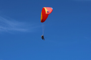 Parachutistes dans le ciel d'Auvergne au temps de la Covid