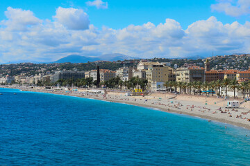 Fototapeta na wymiar La plage de Nice et la Promenade des Anglais