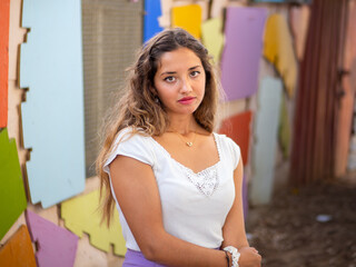 Naklejka premium Chica paseando en unas casas de colores