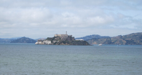 Fototapeta premium Vista de la isla de Alcatraz, en la Bahía de San Francisco, California, Estados Unidos.