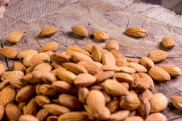 Nueces en bol de vidrio encima de mesa de madera rustico con yute con cesta