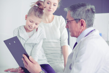 Obraz premium Little girl with her mother at a doctor on consultation