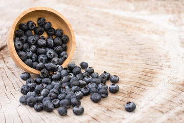 Fototapeta na wymiar blueberries in a wooden bowl