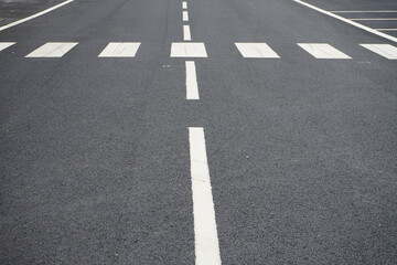 Lignes blanches et passage pour pi&eacute;tons .