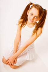 Naklejka premium little girl in white dress