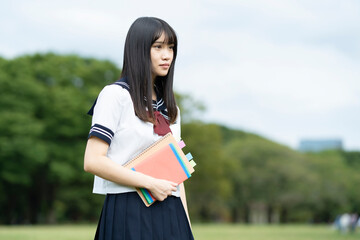 勉強する女子高生