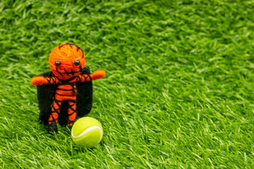 Naklejka premium Tennis ball on Halloween day with ghost and tennis ball on green grass background