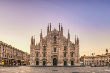 Milan Italie sunrise city skyline at Milano Duomo Cathedral personne vide