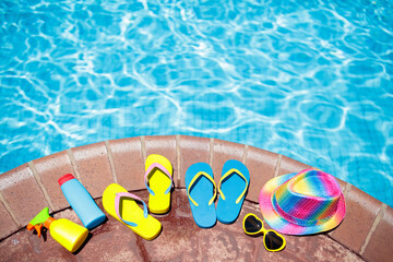 Naklejka premium Pool and beach items flat lay. Summer vacation.
