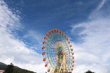 Fototapeta premium 静岡県裾野市にある富士山のふもとの遊園地の大観覧車と青い空
