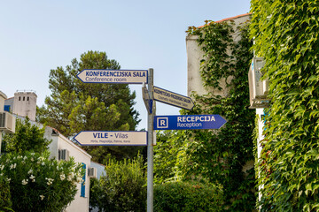 A pillar with pointers to the location of recreation sites in the park