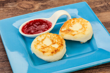Cottage cheese pancakes with strawberry jam