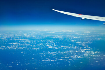 旅客機の翼と窓の景色
