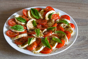 Teller mit Tomate - Mozzarella - Basilikum und Gewürzen 1