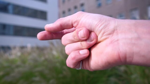 Close-up of the future fingers of a musician on the street. Dilute the expectation with a cheerful cheer. Stimulation of raising the mood.