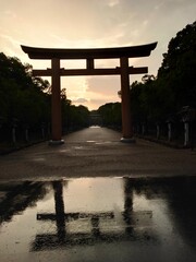 黄昏時夕立の後の橿原神宮
