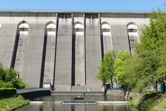 Mauer der Urfttalsperre mit kleinem Wasserbecken im Vordergrund bei Hellenthal in der Eifel