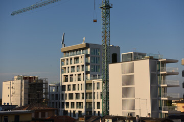 Fototapeta na wymiar costruzione palazzo gru cantiere 
