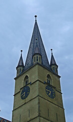 Fototapeta na wymiar Campanario de la catedral luterana de Santa María en Sibiu, Rumanía.