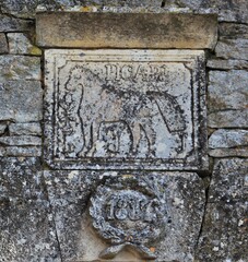 Linteau de porte décurie.