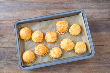 Käsebrötchen auf dem Backblech