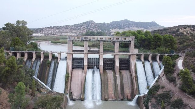 Presa sobre de Cordobilla al sur de Espa&ntilde;a