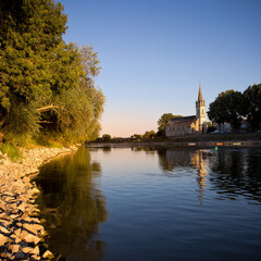 Fototapeta premium Bord de Loire en Anjou, village de Chalonnes sur Loire.