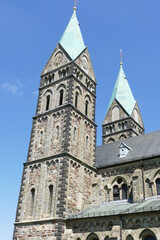 Fototapeta na wymiar Seitenansicht mit Kirchturm der St.-Lambertus-Kirche in Kalterherberg / Eifel