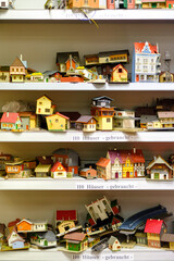 Gebrauchte Häuser für H0 Modelleisenbahnen in einem Geschäft