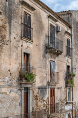 Fototapeta na wymiar Altes Gebäude mit verwitterter Fassade in der Altstadt von Noto auf Sizilien