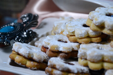 Galletas de nuez con azucar glass y mermelada