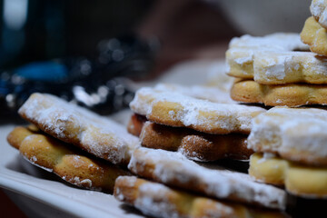 Galletas de nuez con azucar glass y mermelada