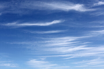 Federwolken am blauen Himmel