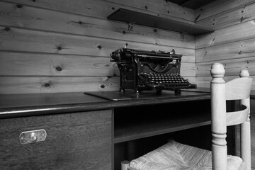 Machine à écrire Noir et Blanc ; ancêtre du clavier, de l'ordinateur et de l'imprimante.