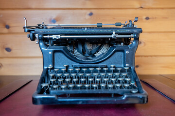 Machine à écrire ; ancêtre du clavier, de l'ordinateur et de l'imprimante.