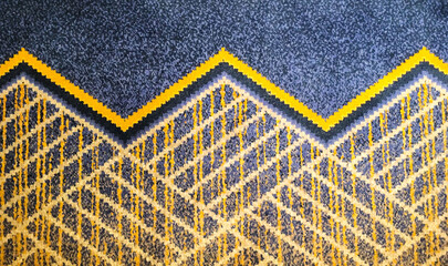 Grafisches Muster auf blauem Teppichboden mit gelber Kante und Linien in Art Deko Stil in Kabine...
