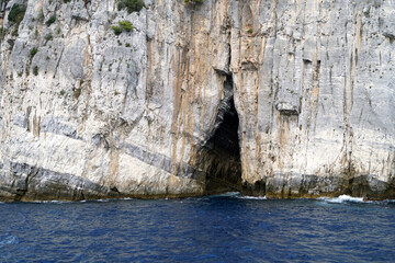 scogliera a picco sul mare con grotta presso portovenere liguria italia