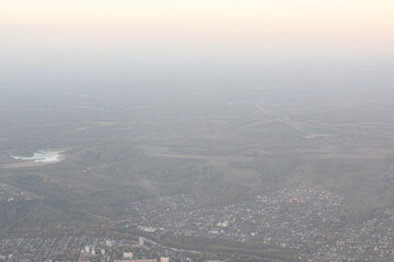 Blick auf die Stadt aus dem Flugzeug