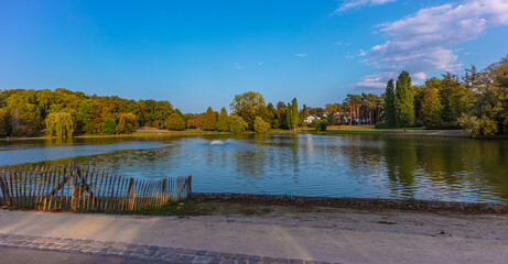 fontaine au milieu d'un etang à Bruxelles