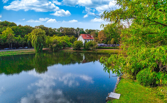 Maison belge pres d'un etang &agrave; Bruxelles