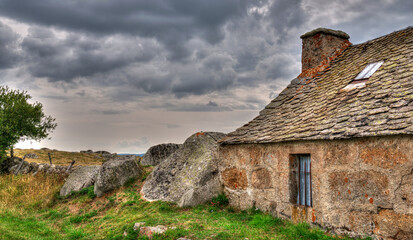 Obraz premium Maison rurale d'estive sur l'Aubrac à Malbouzon, Lozère, France