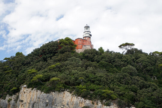 Faro rosso dell'isola del Tino presso golfo di La Spezia, Liguria, Italia