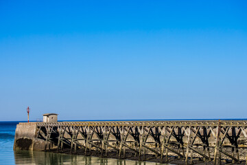Fototapeta na wymiar ponton du port de la ville du Tréport en Normandie 