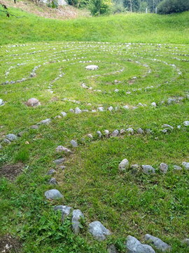 Steinlabyrinth im Gras